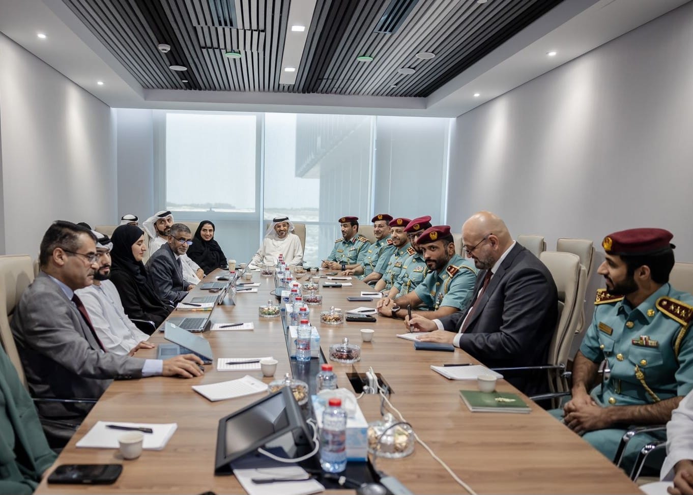 وزارتي الداخلية والصناعة والتكنولوجيا المتقدمة تبحثان تكامل الأدوار وتعزيز التعاون المشترك