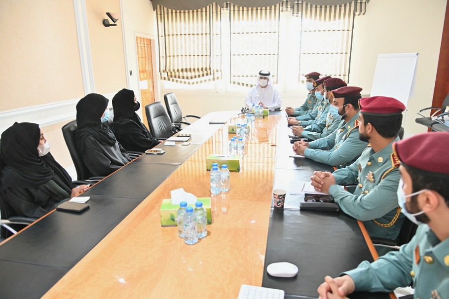 وفد من دائرة التنمية الاقتصادية بالشارقة يطلع على أفضل الممارسات في مجال إعداد الدراسات الاستباقية بالداخلية