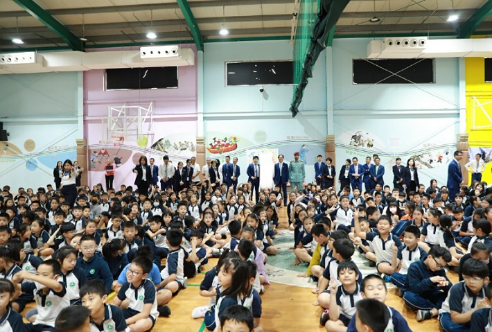 The Chinese School students in Dubai were given a lecture on children’s rights programs and applications in Chinese