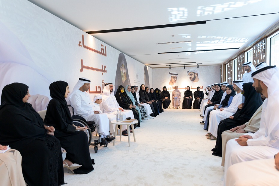 Saif bin Zayed visits Ministry of Community Development and witnesses with Shamma Al Mazrouei the session of "Emirati Family Values" in Meeting Across Generations initiative