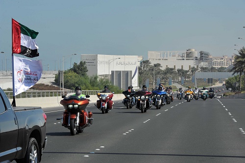 مسيرة في أبو ظبي لـ 300 من الدراجين يمثلون 16 فريقاً تعبيراً عن محبة الوطن