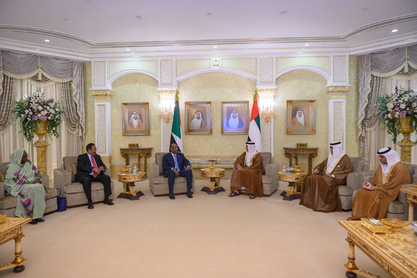 رئيس مجلس السيادة السوداني ورئيس مجلس الوزراء يصلان إلى الإمارات