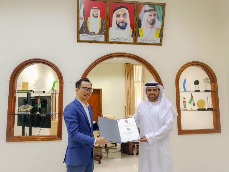 The Ministry of Interiors received a certificate of merit from Huawei on the occasion of MOI UAE App to be the first federal government app fully integrated with Huawei Mobile Services 