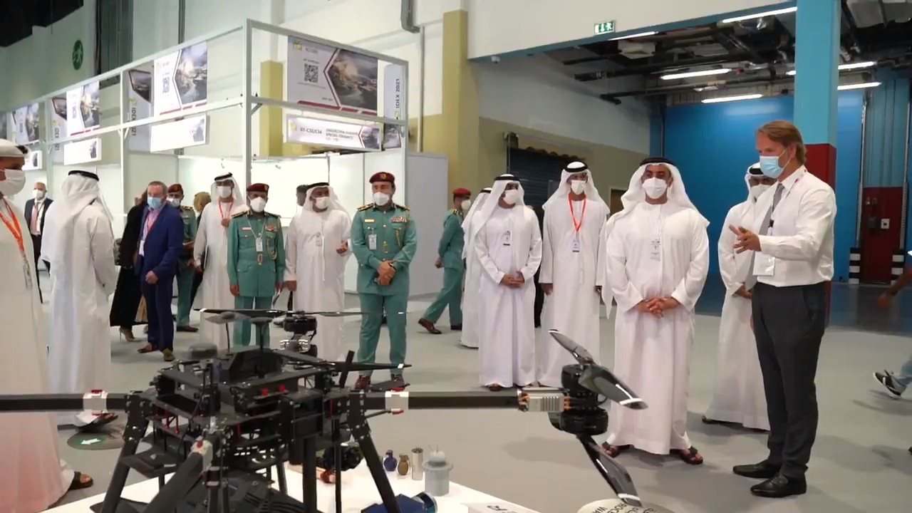 سيف بن زايد يزور معرض "آيدكس" 2021