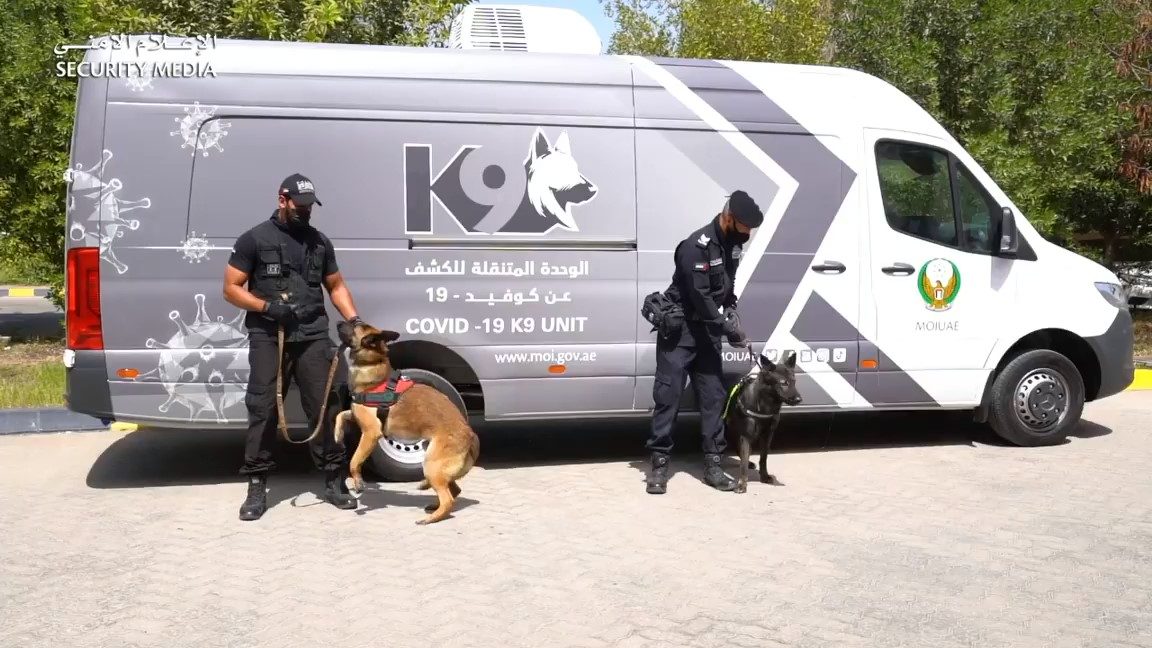 وحدة متنقلة لوزارة الداخلية للكشف عن كوفيد 19 باستخدام الكلاب البوليسية