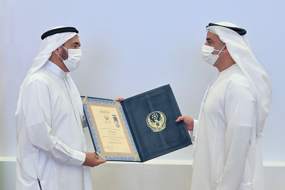 Saif bin Zayed grants al Shafar the medal of loyalty … and names one of the main MoI halls after him