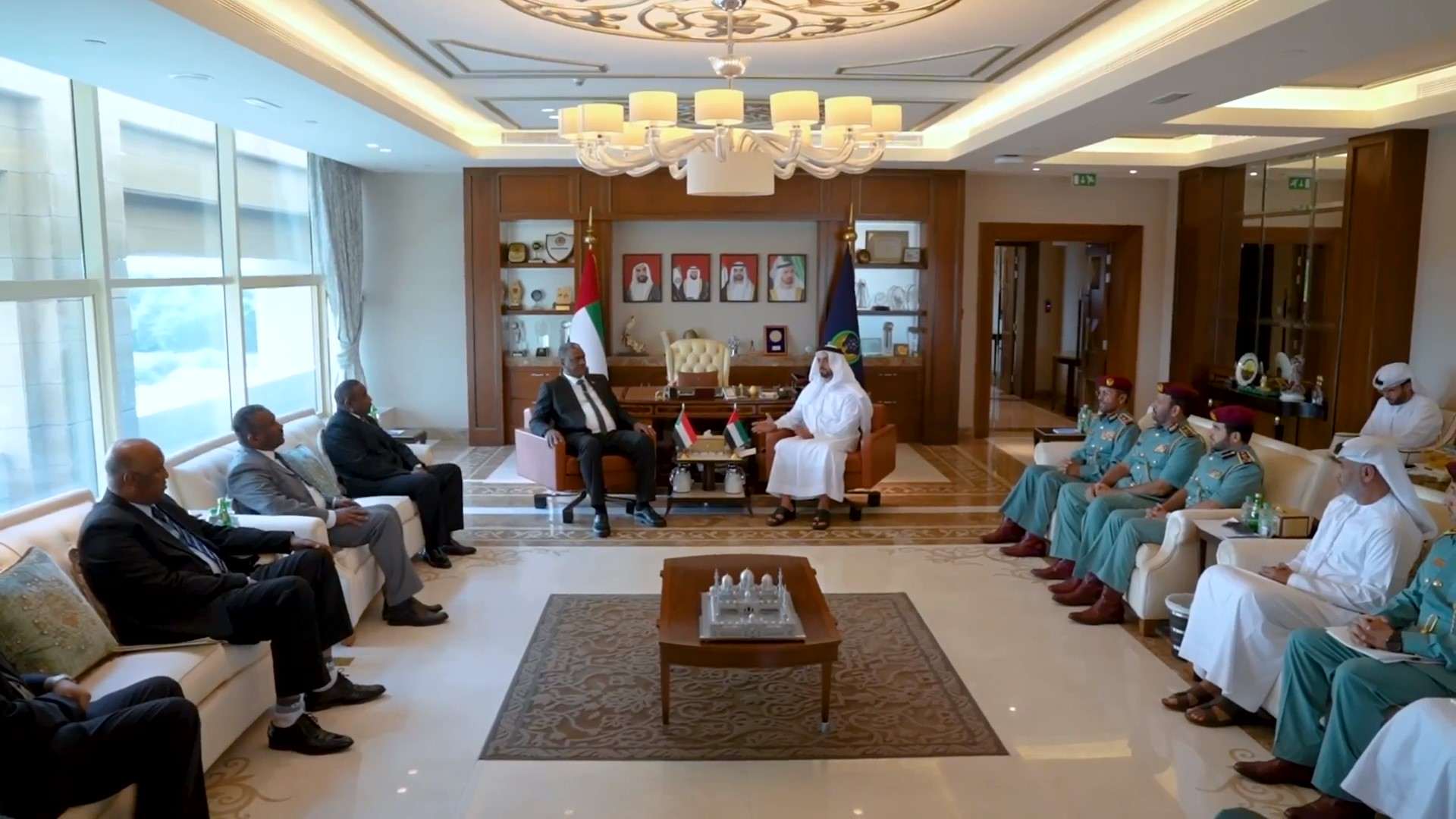 سيف بن زايد يلتقي وزير الداخلية السوداني 